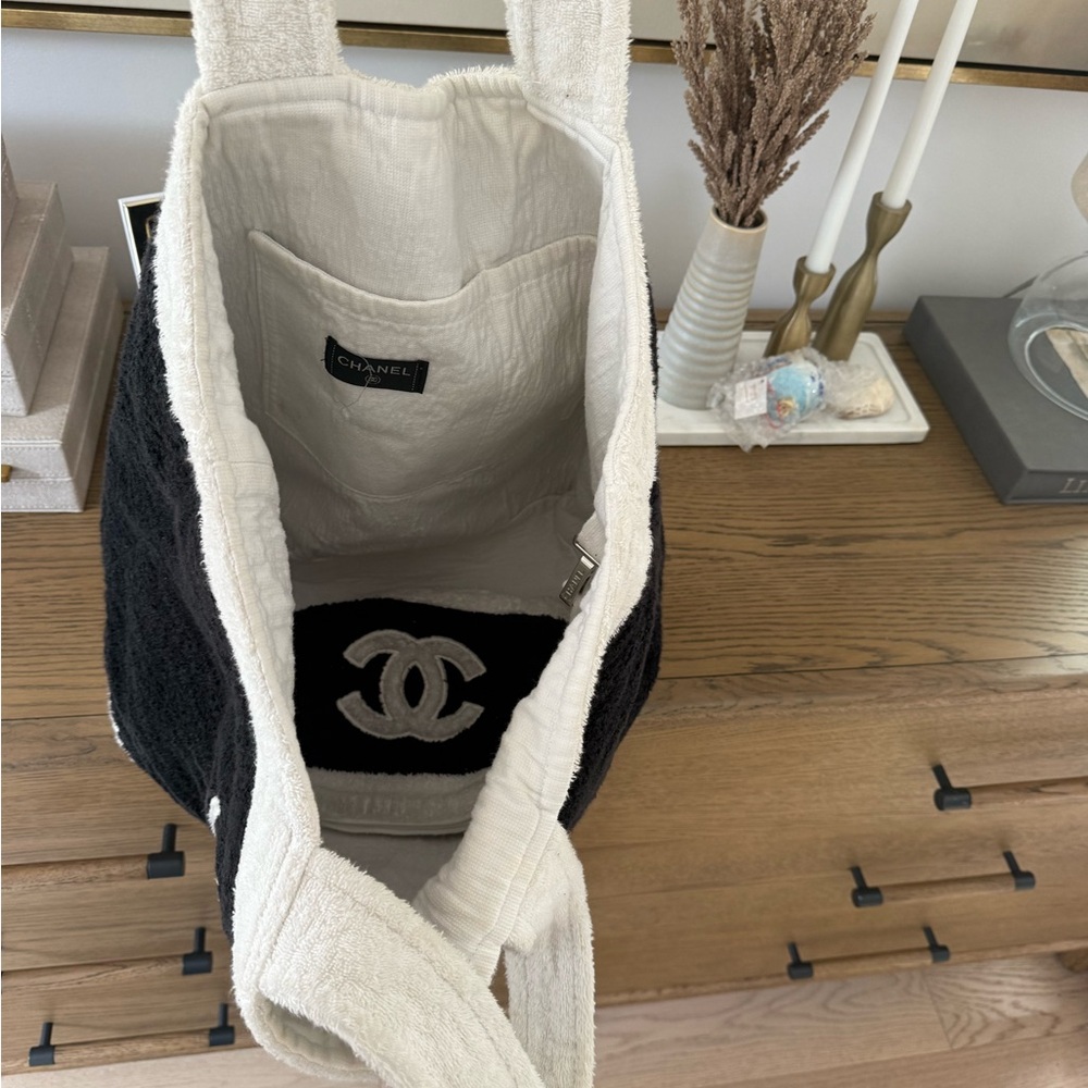 Chanel Black and White Tote Bag - Picture 6 of 9